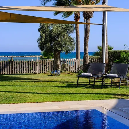 On-the-sand Beachfront - Pool & Rooftop Jacuzzi ヴィラ オロクリニ