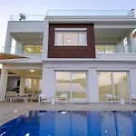 On-the-sand Beachfront - Pool & Rooftop Jacuzzi Villa