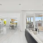 On-the-sand Beachfront - Pool & Rooftop Jacuzzi * Voroklini