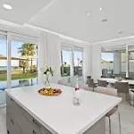 On-the-sand Beachfront - Pool & Rooftop Jacuzzi Voroklini