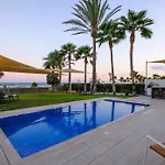 On-the-sand Beachfront - Pool & Rooftop Jacuzzi