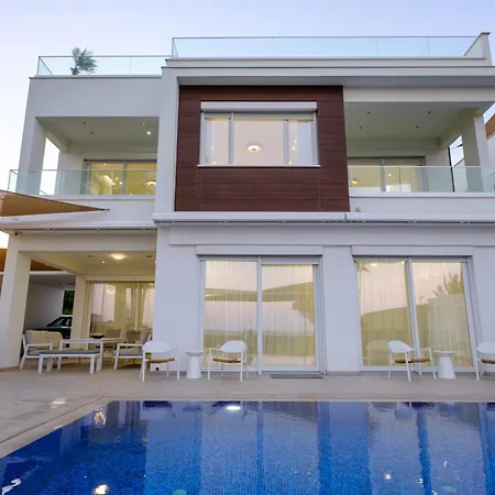 Goldfish - 5br Beachfront Luxury With Pool & Jacuzzi Villa