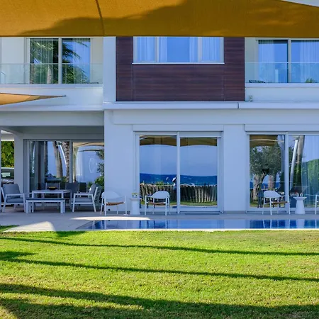 Villa On-the-sand Beachfront - Pool & Rooftop Jacuzzi