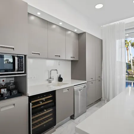 On-the-sand Beachfront - Pool & Rooftop Jacuzzi Villa *