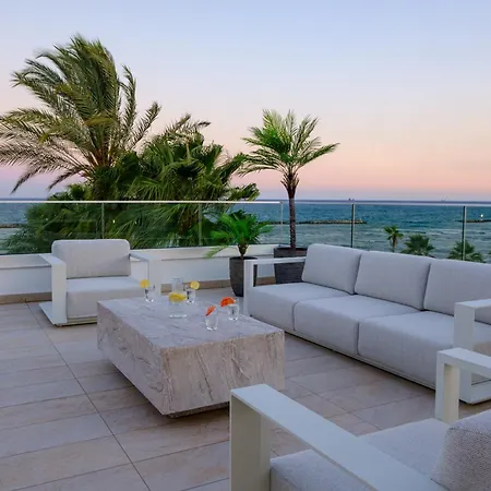 On-the-sand Beachfront - Pool & Rooftop Jacuzzi Voroklini