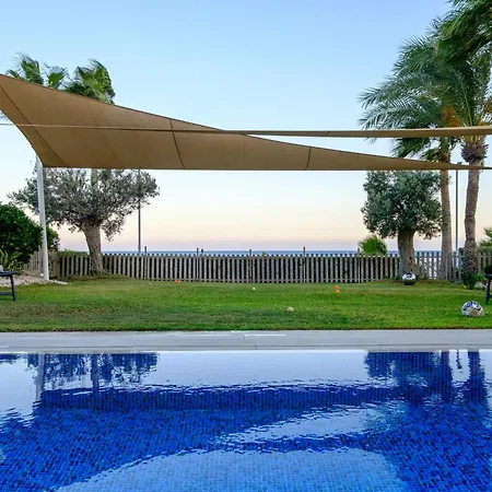 Villa On-the-sand Beachfront - Pool & Rooftop Jacuzzi Oroklini