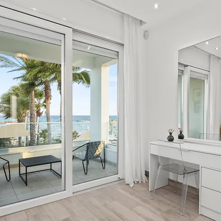 Villa Goldfish - 5br Beachfront Luxury With Pool & Jacuzzi Oroklini