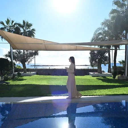 On-the-sand Beachfront - Pool & Rooftop Jacuzzi Villa