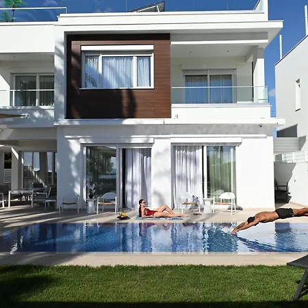 On-the-sand Beachfront - Pool & Rooftop Jacuzzi Villa *