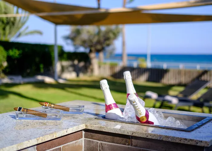 Vila Goldfish - 5br Beachfront Luxury With Pool & Jacuzzi Voroklini