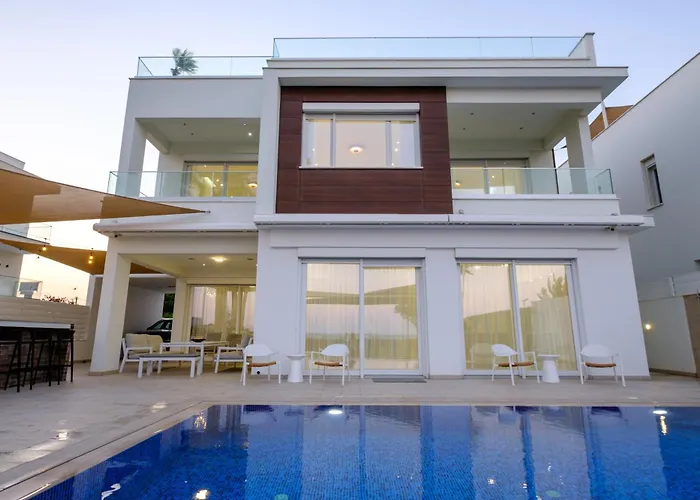 Goldfish - 5br Beachfront Luxury With Pool & Jacuzzi Vila