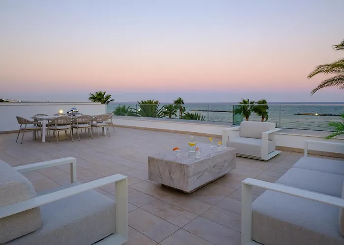 Vila Goldfish - 5br Beachfront Luxury With Pool & Jacuzzi Voroklini