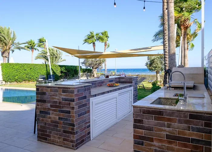 Vila Goldfish - 5br Beachfront Luxury With Pool & Jacuzzi