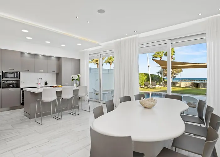 Vila Goldfish - 5br Beachfront Luxury With Pool & Jacuzzi