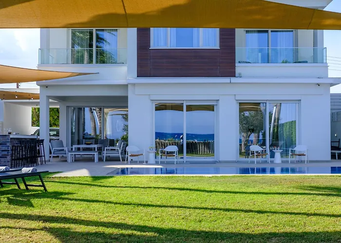 Vila Goldfish - 5br Beachfront Luxury With Pool & Jacuzzi