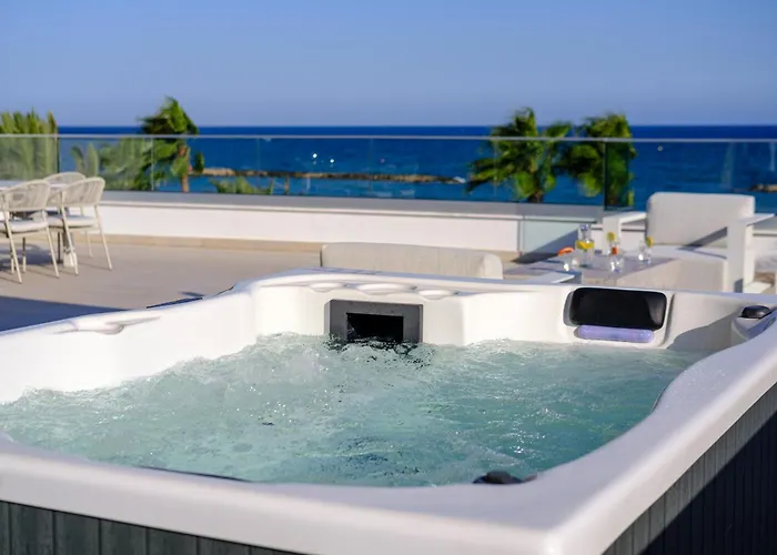 Vila Goldfish - 5br Beachfront Luxury With Pool & Jacuzzi Voroklini