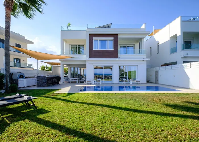 Goldfish - 5br Beachfront Luxury With Pool & Jacuzzi