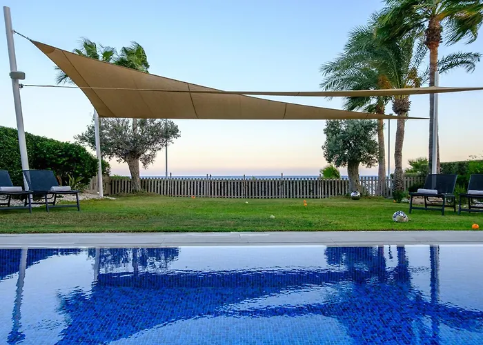 Vila Goldfish - 5br Beachfront Luxury With Pool & Jacuzzi Voroklini