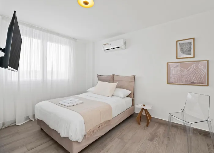 Goldfish - 5br Beachfront Luxury With Pool & Jacuzzi Vila *