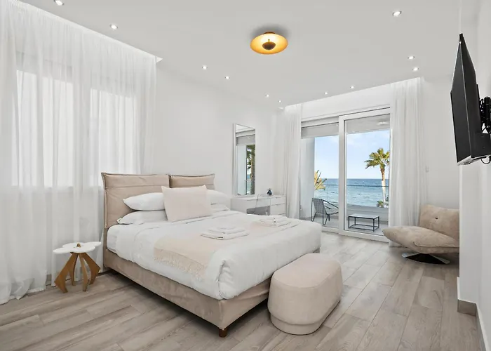 Vila Goldfish - 5br Beachfront Luxury With Pool & Jacuzzi Voroklini