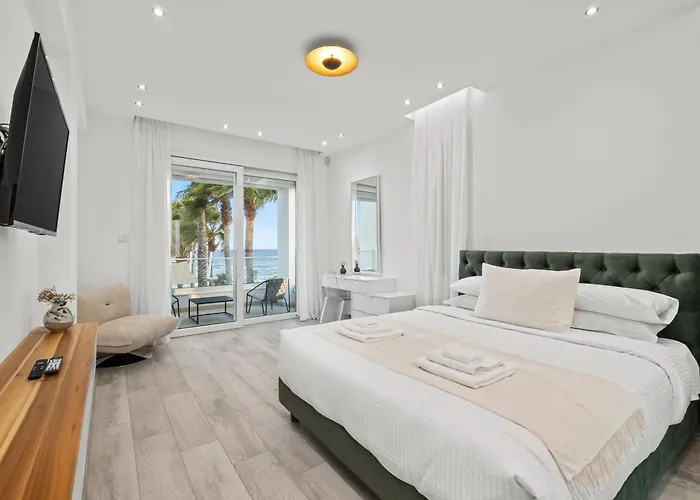 Goldfish - 5br Beachfront Luxury With Pool & Jacuzzi Vila