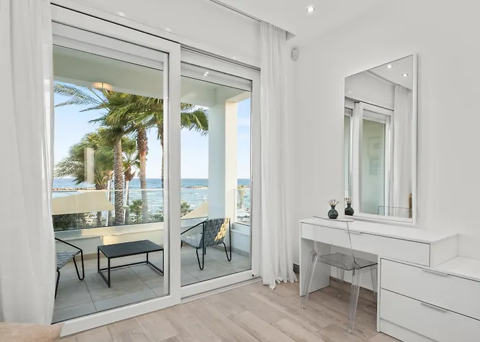 Vila Goldfish - 5br Beachfront Luxury With Pool & Jacuzzi Voroklini