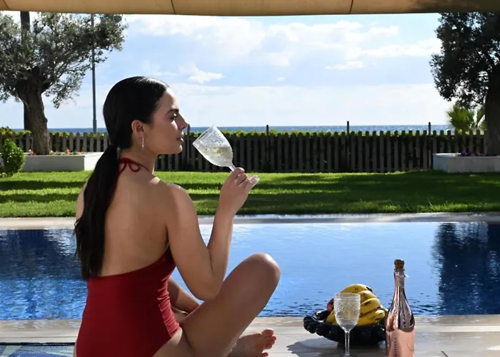 Vila Goldfish - 5br Beachfront Luxury With Pool & Jacuzzi