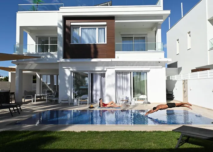 Goldfish - 5br Beachfront Luxury With Pool & Jacuzzi Vila *